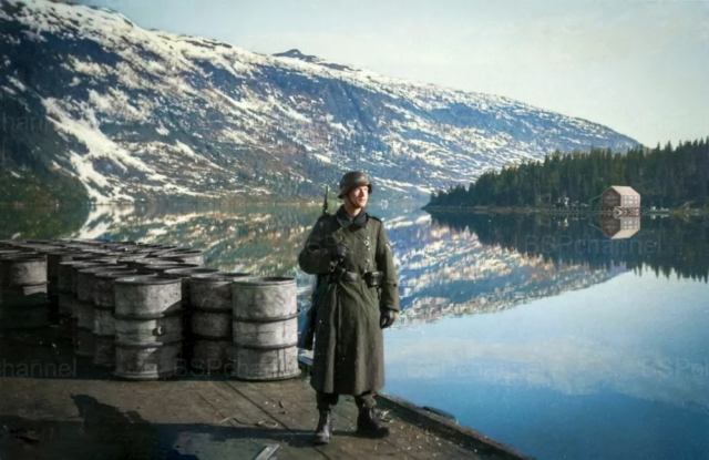 Горный егерь вермахта на пристани в норвежском Финнайдфиорде (Finneidfjord), 1940 год.