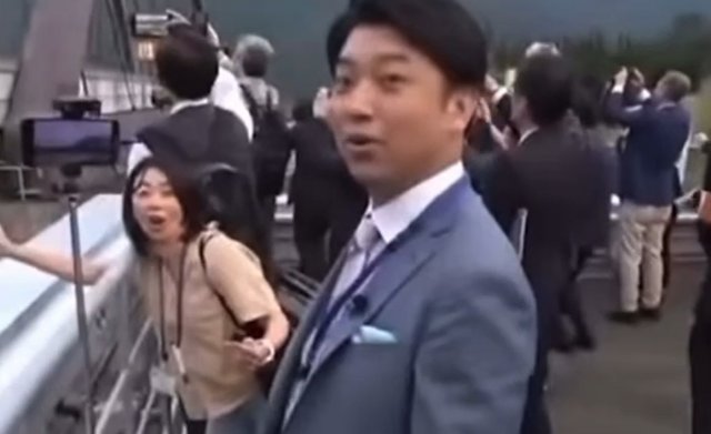 Японский поезд серии Shinkansen пролетел мимо журналистов на скорости около 500 км/ч Японский поезд серии Shinkansen пролетел мимо журналистов на скорости около 500 км/ч