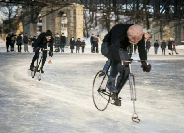 Зимняя езда на велосипеде. США, 1930-е. Зимняя езда на велосипеде. США, 1930-е.