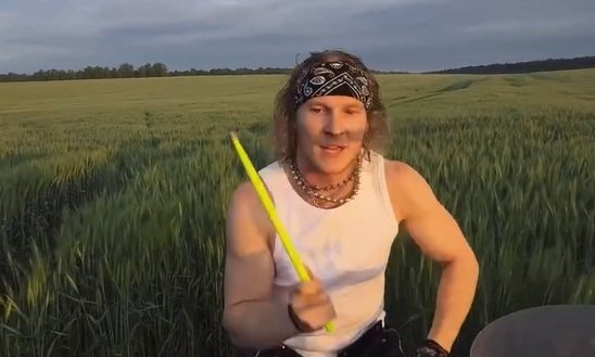 Антон Триф - барабанщик, которого просят быть скромнее на сцене Антон Триф - барабанщик, которого просят быть скромнее на сцене