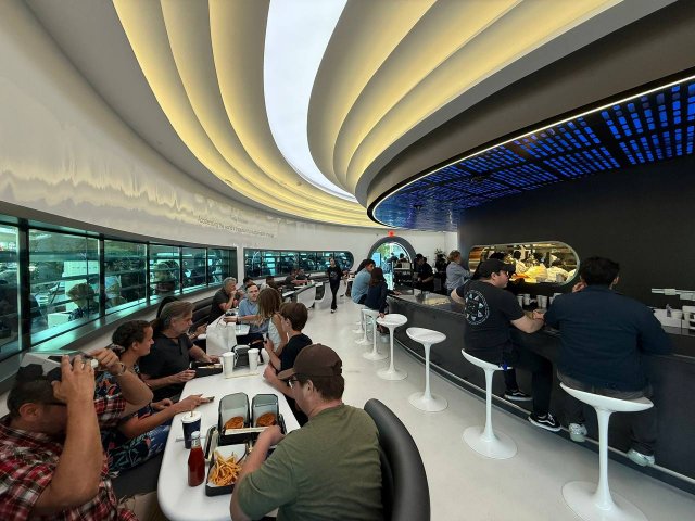В Лос-Анджелесе открылся Tesla Diner от Илона Маска