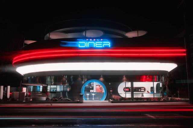В Лос-Анджелесе открылся Tesla Diner от Илона Маска