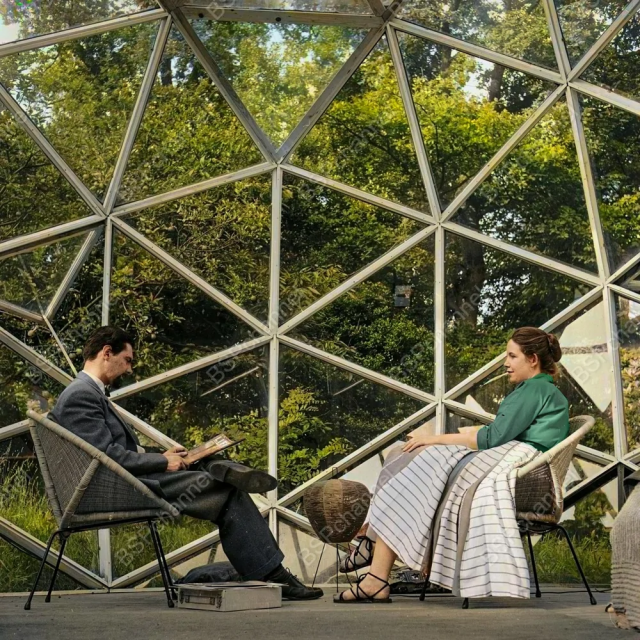 Хью Поуп, отдыхает со своей женой в их уникальном доме - Beverley Lodge в Кингстоне-на-Темзе, графство Суррей, 1958 год. Хью Поуп, отдыхает со своей женой в их уникальном доме - Beverley Lodge в Кингстоне-на-Темзе, графство Суррей, 1958 год.