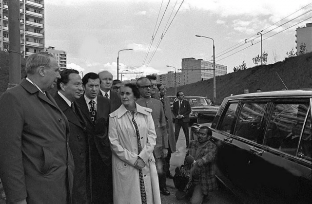 В 1976 году Москву с визитом посетила Индира Ганди. Здесь она на улице 26-ти Бакинских комиссаров. В 1976 году Москву с визитом посетила Индира Ганди. Здесь она на улице 26-ти Бакинских комиссаров.