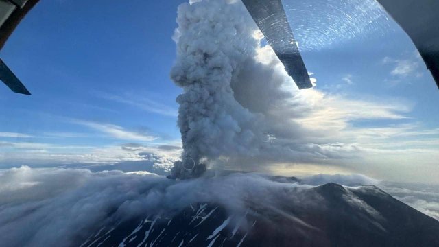 На Камчатке началось первое за 600 лет извержение вулкана Крашенинникова