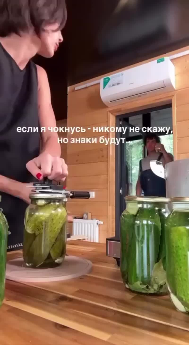Ивлеева стала закатывать огурцы