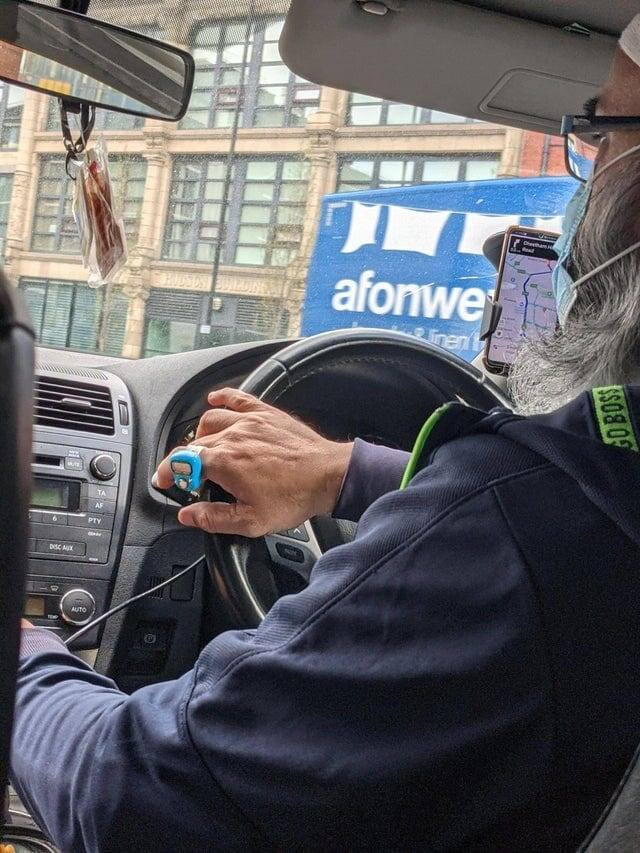 Что это за кольцо, на которое мой водитель Uber рандомно кликает? Что это за кольцо, на которое мой водитель Uber рандомно кликает?
