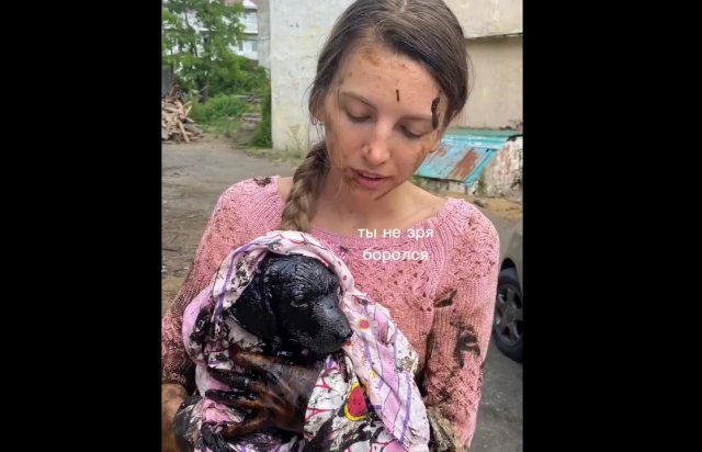 Девушка из Краснодарского края полезла в яму с мазутом, чтобы спасти щенка