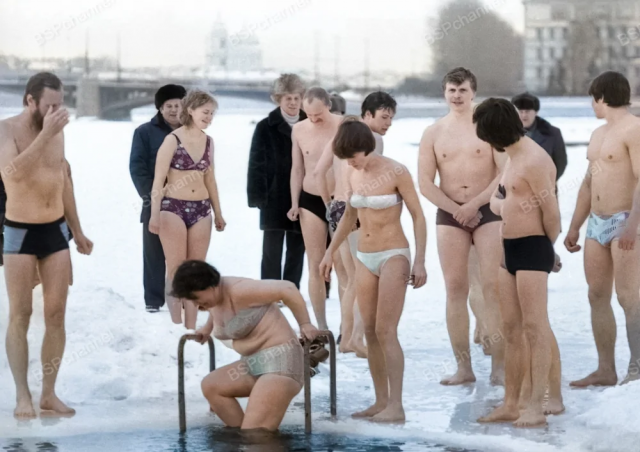 Моржи у Петропавловской крепости. Ленинград, 1985 год.