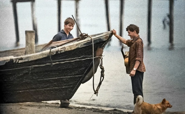 Моряки около лодки. Курильские о-ва, о. Шикотан, 1966 год.