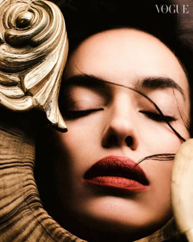 Ирина Шейк на обложке Vogue