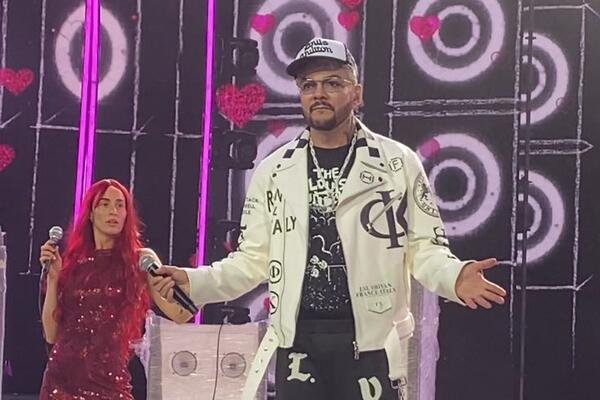 Филиппу Киркорову стало плохо на открытии "Новой волны" - он упал на сцене Филиппу Киркорову стало плохо на открытии "Новой волны" - он упал на сцене