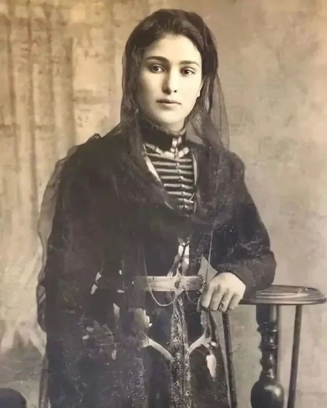 Черкешенка с Северного Кавказа, 1917 год. Черкешенка с Северного Кавказа, 1917 год.