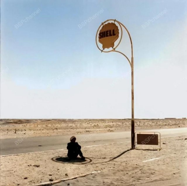 Заправочная станция Shell в пустыне. Алжир, 1963 год. Заправочная станция Shell в пустыне. Алжир, 1963 год.