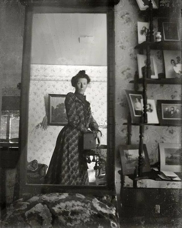 11. Селфи в зеркале на Kodak Brownie, 1900 год 11. Селфи в зеркале на Kodak Brownie, 1900 год