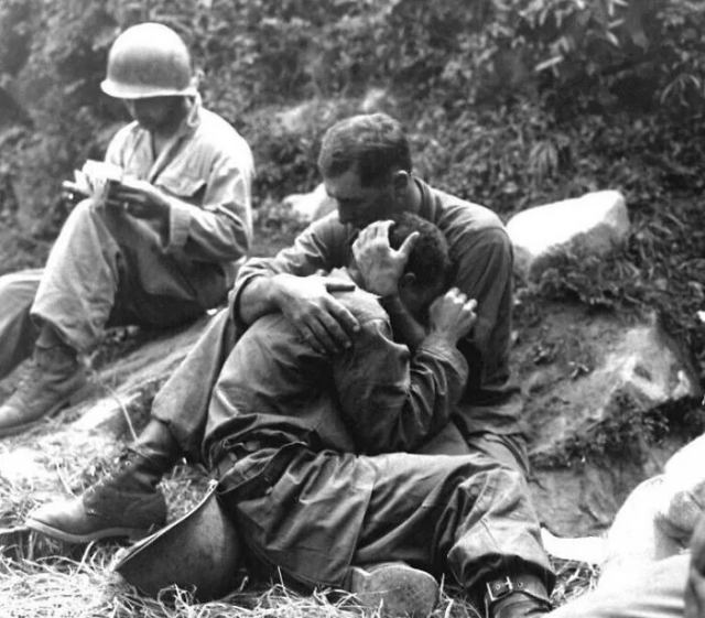 15. Американский солдат плачет из-за гибели своего друга в бою, Хактонни, Корея, 28 августа 1950 года 15. Американский солдат плачет из-за гибели своего друга в бою, Хактонни, Корея, 28 августа 1950 года