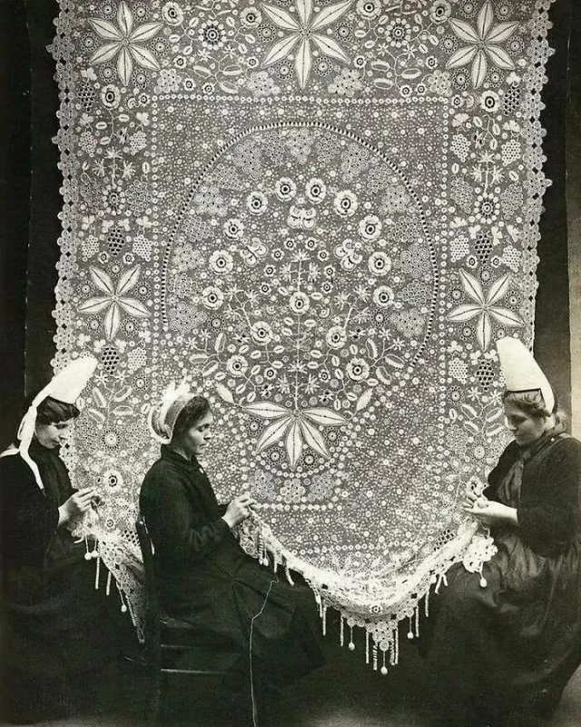 7. Три кружевницы за работой. Бретань, Франция, 1920 год 7. Три кружевницы за работой. Бретань, Франция, 1920 год