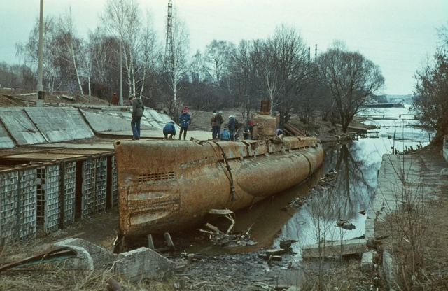Небольшой залив Химкинского водохранилища около Ленинградского шоссе и брошенная подводная лодка, облюбованная детворой Небольшой залив Химкинского водохранилища около Ленинградского шоссе и брошенная подводная лодка, облюбованная детворой