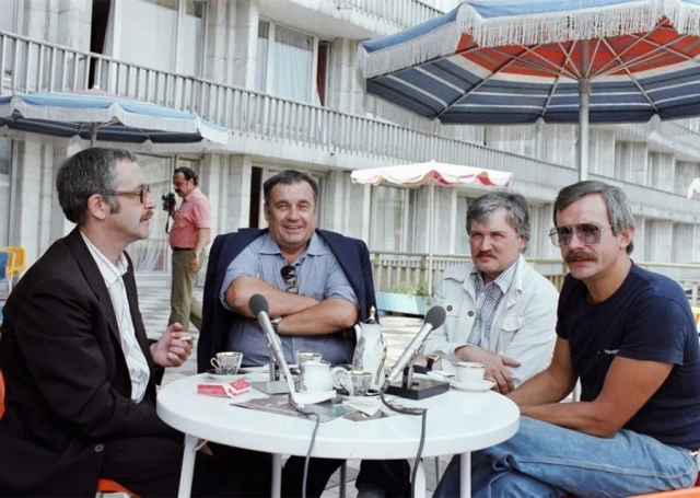 Василий Ливанов, Эльдар Рязанов, Игорь Масленников и Никита Михалков перед гостиницей "Россия" Василий Ливанов, Эльдар Рязанов, Игорь Масленников и Никита Михалков перед гостиницей "Россия"