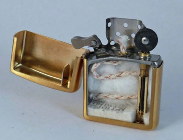 Внутренняя часть зажигалки Zippo Внутренняя часть зажигалки Zippo