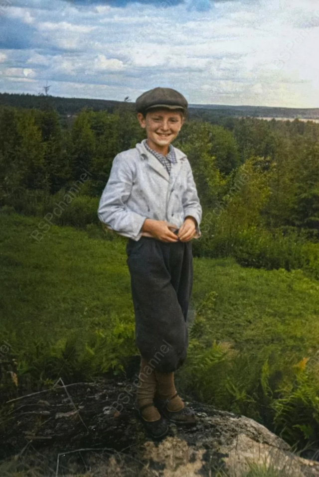 Иосиф Бродский в пионерлагере. п. Поляны, Ленинградская область, 1948 год. Иосиф Бродский в пионерлагере. п. Поляны, Ленинградская область, 1948 год.
