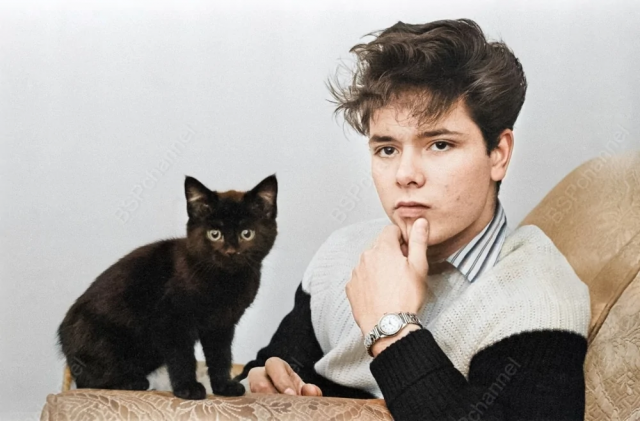 Портрет юного рок-н-ролльного певца Клиффа Ричарда с кошкой, 1959 год. Портрет юного рок-н-ролльного певца Клиффа Ричарда с кошкой, 1959 год.