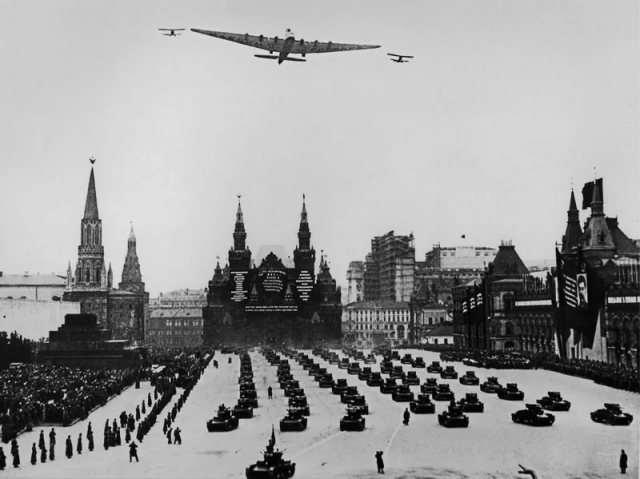 «Максим Горький» над Красной площадью. Военный парад. Неизвестный автор. Москва «Максим Горький» над Красной площадью. Военный парад. Неизвестный автор. Москва