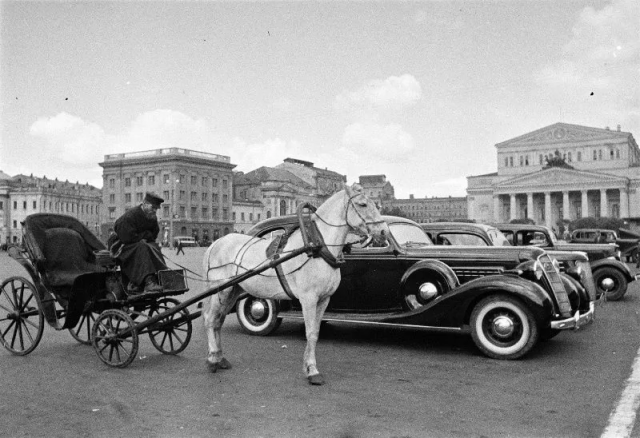 Извозчик и автомобиль. Стоянка такси. Автор: Аркадий Шайхет. Москва Извозчик и автомобиль. Стоянка такси. Автор: Аркадий Шайхет. Москва
