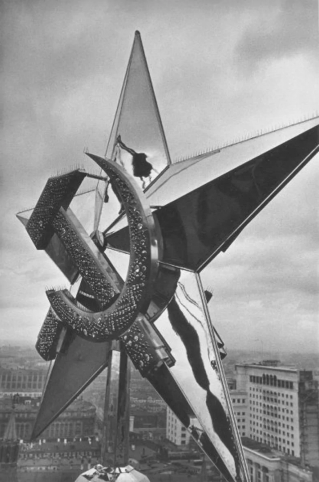 Первая звезда на Никольской башне Кремля. Автор: Марк Марков-Гринберг. Москва Первая звезда на Никольской башне Кремля. Автор: Марк Марков-Гринберг. Москва