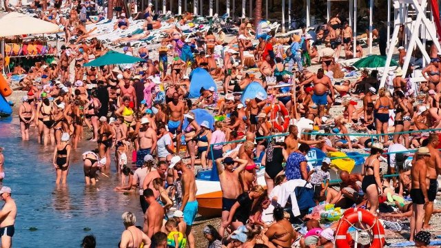 Тем временем на пляжах Краснодарского края