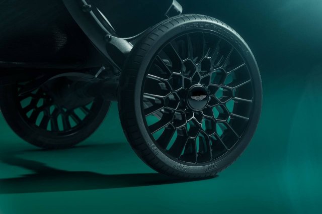 Коляска по цене автомобиля от Aston Martin Коляска по цене автомобиля от Aston Martin