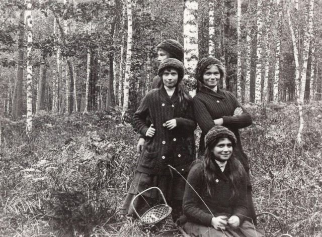 Великие княжны Ольга, Татьяна, Мария и Анастасия в Беловежской пуще. 1913 г.