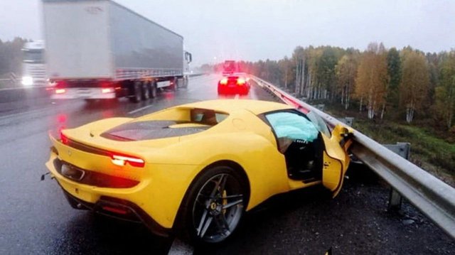 Новенькую Ferrari стоимостью до 36 миллионов рублей разбили на трассе Казань — Екатеринбург Новенькую Ferrari стоимостью до 36 миллионов рублей разбили на трассе Казань — Екатеринбург