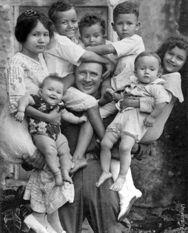Американец обнимает свою филиппинскую жену и детей, 1920-е годы.