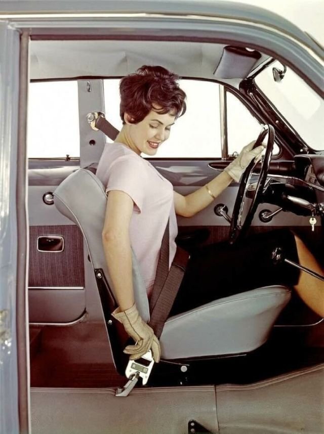Новый ремень безопасности, созданный компанией Volvo. Швеция, 1959 год.