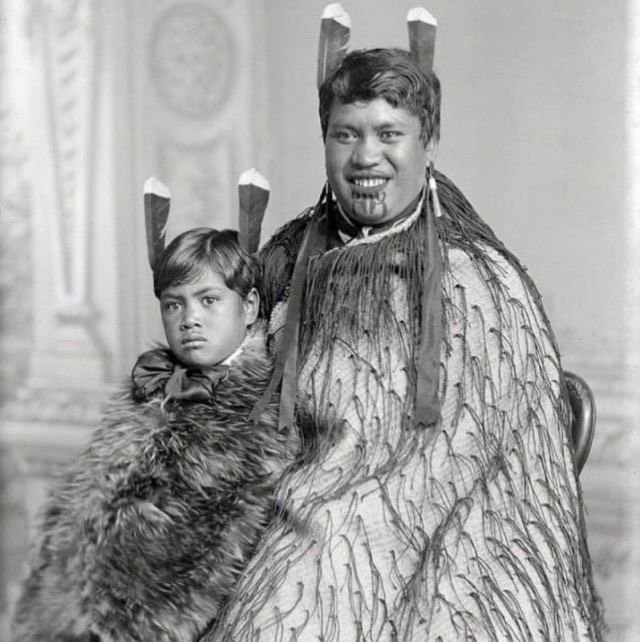 Женщина-маори и её сын, Новая Зеландия, 1890-е годы.