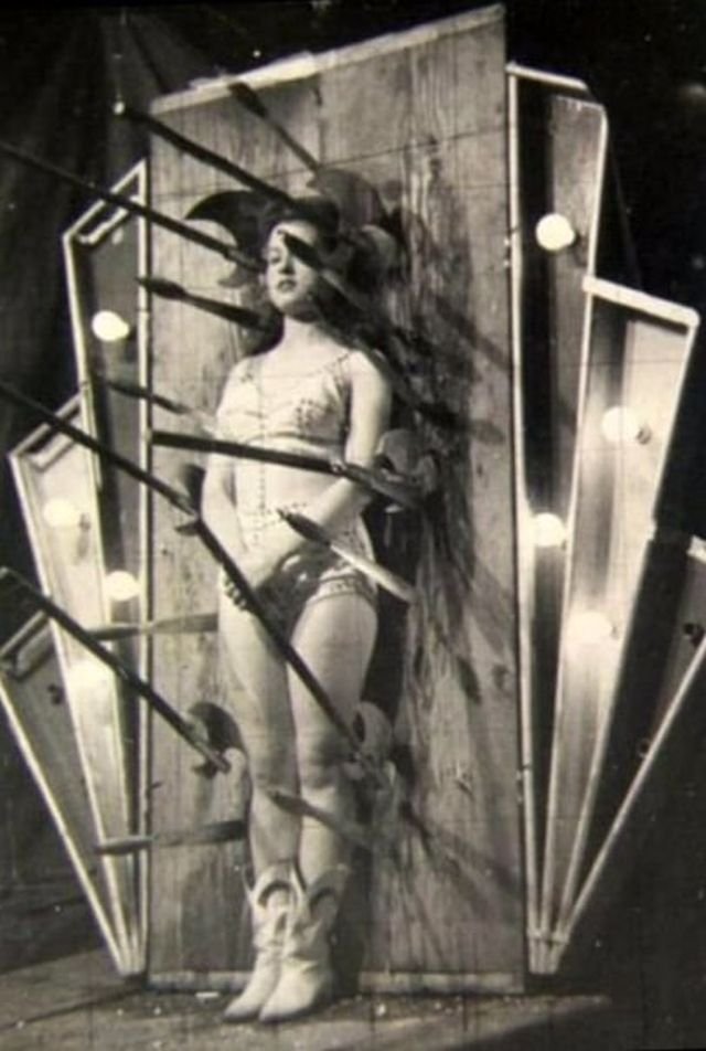 Помощница метателя ножей Рози Комер, 1930-е годы.