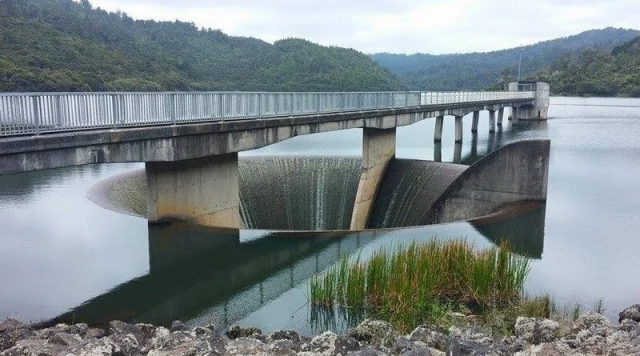 Водосброс выглядит иллюзорным