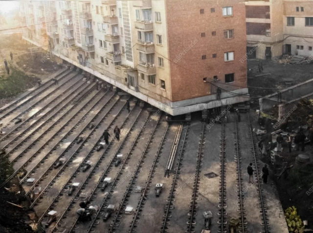 Перемещение 7600-тонного жилого дома для создания бульвара в Алба Юлия, Румыния, 1987 год.