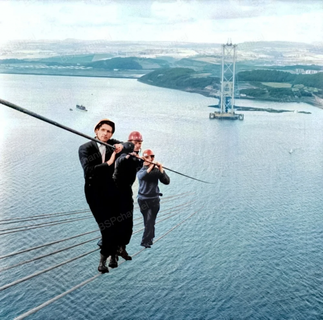 Рабочие на строительстве моста Форт-Роуд в Шотландии, 1961 год.