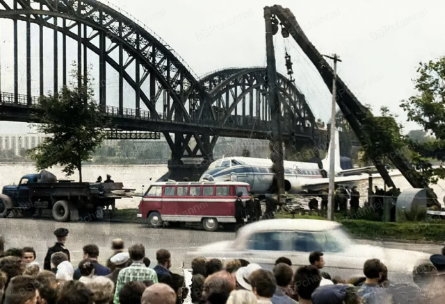 Пассажирский самолёт Ту-124, совершивший посадку на воду. Ленинград, 1963 год.