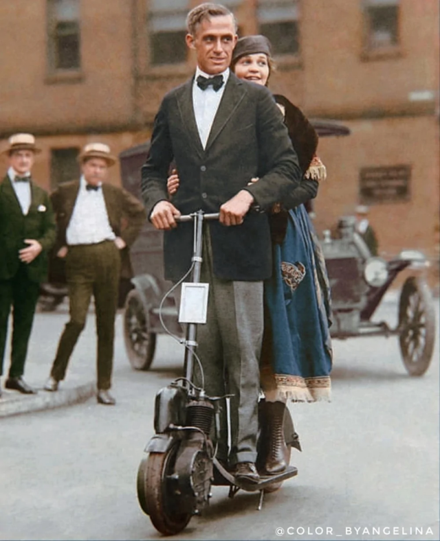 5. Американская пара едет на скутере Autoped, около 1918 года
