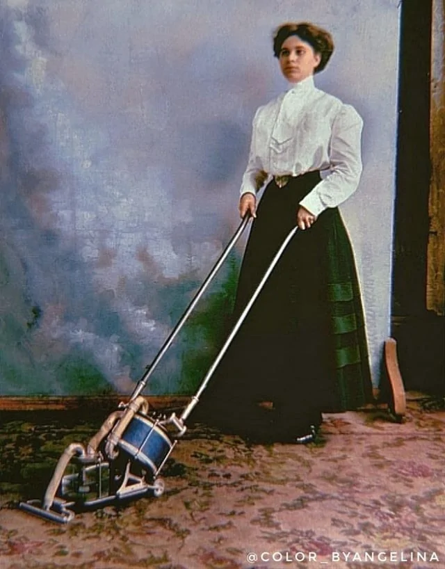 7. Женщина, тестирующая новый пылесос, 1899 год