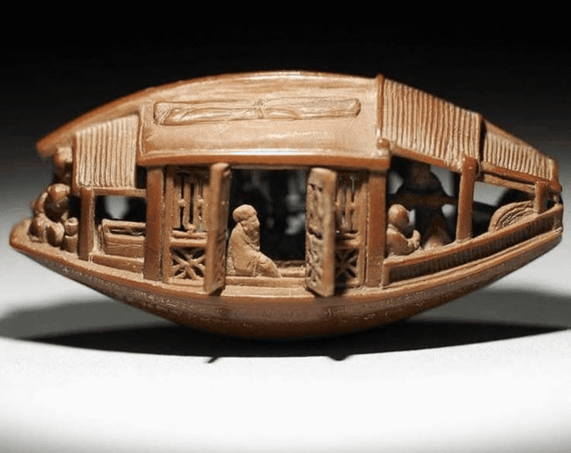 Лодка, вырезанная из оливковой косточки, длиной 3,4 см и шириной 1,4 см, 1737 год Лодка, вырезанная из оливковой косточки, длиной 3,4 см и шириной 1,4 см, 1737 год