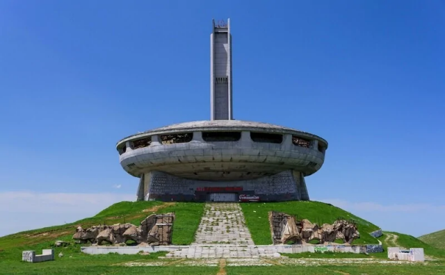 16. "Бузлуджа» — дом-памятник Болгарской коммунистической партии, построенный на пике Бузлуджа в Болгарии 16. "Бузлуджа» — дом-памятник Болгарской коммунистической партии, построенный на пике Бузлуджа в Болгарии