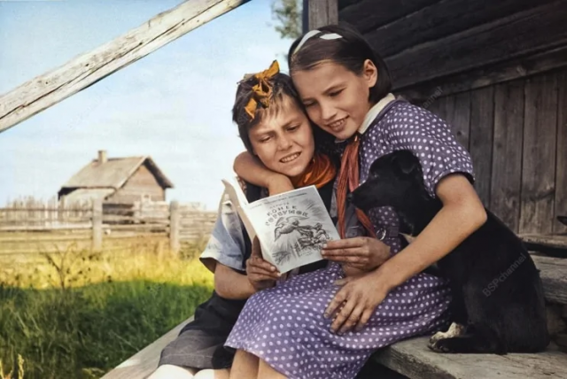 Две девочки, читающие книжку. СССР, 1940 год.