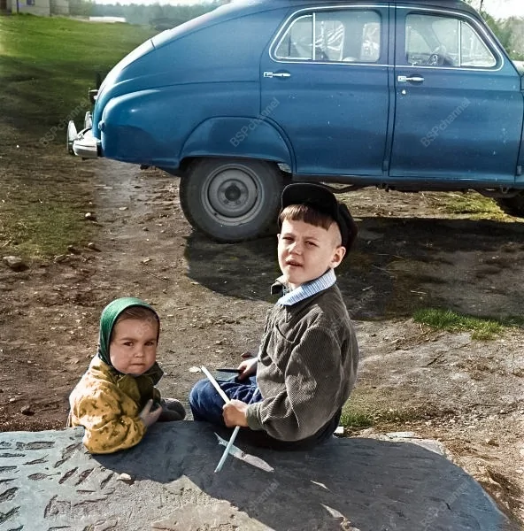 Дети. Бурятская АССР, 1959 год. На заднем плане ред­кий ав­то­мо­биль ГАЗ М-72. Все­го вы­пу­ще­но ме­нее 5000 экз.