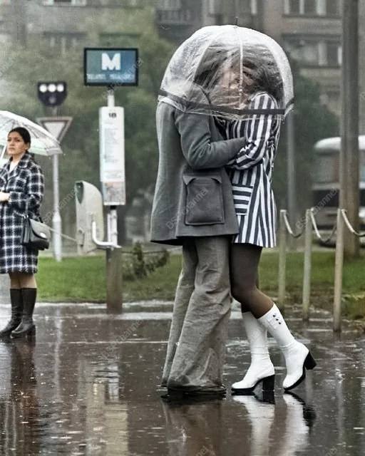 Влюбленные под зонтом. Будапешт. Венгрия, 1977 год. Влюбленные под зонтом. Будапешт. Венгрия, 1977 год.