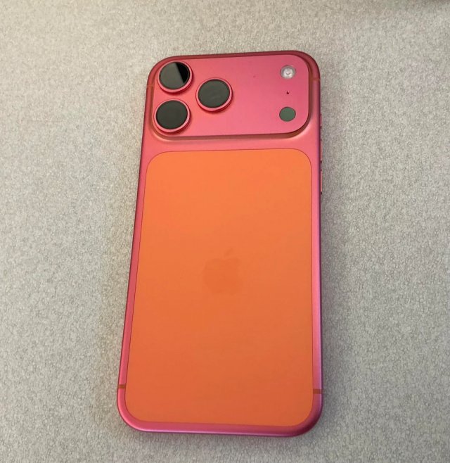 IPhone 17 Pro Max научился менять цвет IPhone 17 Pro Max научился менять цвет