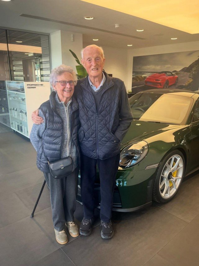 В Великобритании 92-летняя пара купила себе Porsche 911 GT3 в честь 70-летия совместной жизни В Великобритании 92-летняя пара купила себе Porsche 911 GT3 в честь 70-летия совместной жизни